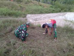 Sertu Yahya Bantu Warga Patuhi Prokes