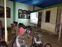 Warga Menikmati Acara Nonton Bareng di Desa Siuhong