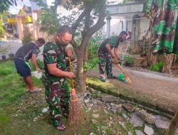 Kedekatan Anggota Satgas Bantu Bersihkan Pekarangan Rumah Warga