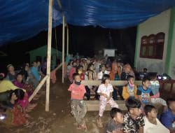 Senda Gurau Tercurahkan saat Acara Nonton bareng Warga Desa Siuhom