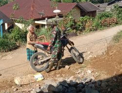 Nenek Terpesona, Saat Prada Adanan Rangkuti Sosialisasi Prokes