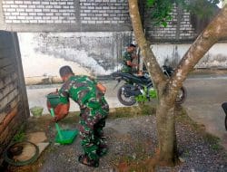 Demi Ciptakan Lingkungan Yang Bersih Anggota Satgas Bantu Warga Lakukan Bersih-bersih Lingkungan