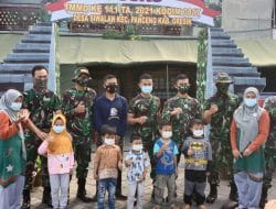 Bercanda Ria TNI dan Anak-Anak Untuk Melepas Penat Saat Seharian Bekerja