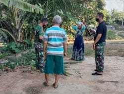 Satgas TMMD Sambil Melepas Lelah Dengarkan Cerita Warga