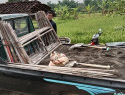 ayu dan Bambu Diturunkan dari Mobil di Desa Siwalan