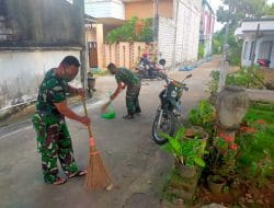 Kegiatan Pembersihan Kiri Kanan Jalan Sebagai Upaya Satgas TMMD Kodim Gresik Untuk Menjaga Lingkungan Sekitar