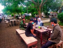 Jalin Kedekatan Dengan Perangkat Desa di Saat Jam Istirahat