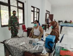 Babinsa Pandih Batu Dampingi Warga Binaannya Vaksinasi