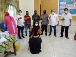 Satgas TMMD, Polsek, Petugas Foto Bersama Peserta Vaksinasi Tahap I