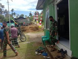 Selesai Sholat Jum’at Prada Nanda Supriadi Sosialisasikan Prokes