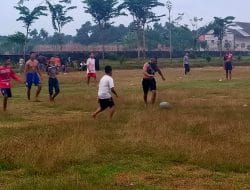 Keakraban Anggota Satgas TMMD 111 Bermain Bola Bersama Pemuda Desa Siwalan