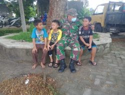 Anggota Satgas TMMD Memberikan Edukasi Prokes ke Anak Anak