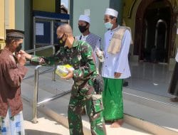 Anggota Satgas TMMD Kodim Gresik Bagi-Bagi Masker