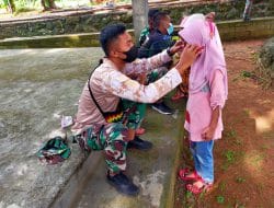 Satgas TMMD ke 111, Ajari Anak-Anak Pakai Masker tangkal Covid 19
