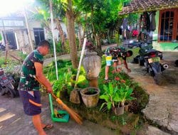 Perkuat Silaturahmi Satgas TMMD bersihkan Halaman Rumah Warga