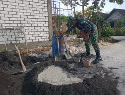 Sertu Yahya Handal Membuat Adonan Semen Rehab Rumah Milik Tasriah