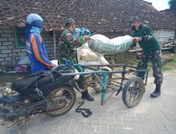 Satgas TMMD Bantu Warga Memindahkan Gabah