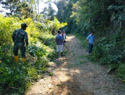 Perbaiki Jalan Desa Biar Warga Lancar Bawa Hasil Panen