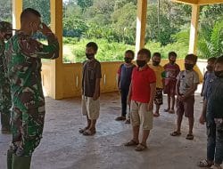 Prada Supriadi Melatih Cara Beri Penghormatan yang Benar