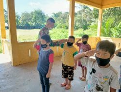 Prada Supriadi Membetulkan Cara Anak-anak Melakukan Gerakan Sikap Sempurna