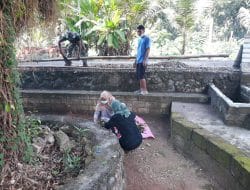 Ibu Ibu Bantu Satgas TMMD Bersihkan Lingkungan