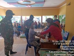 Babinsa Koramil 1011-13/Pandih Batu Monitoring Vaksinasi Lansia