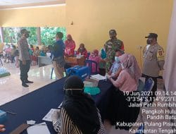 Anggota Koramil 1011-13/Pandih Batu Mendampingi Warga