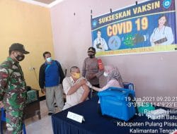 Anggota Koramil 1011-13/Pandih Batu Memantau giat vaksinasi