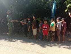 Dengan Sabar Tim Satgas TMMD Tapsel , Nunggu Anak-anak Yang Belum Dijemput