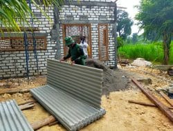 RTLH Kodim 0817/Gresik tahap pemasangan atap asbes.