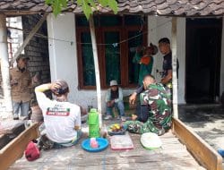 Tak Ketinggalan, Buah Temani Satgas TMMD Kodim Gresik Saat Istirahat