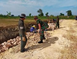 Bukanya Berteduh Dari Panas Matahari, Satgas TMMD Lebih Suka Panas Panasan
