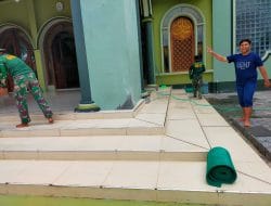 Terlihat Kotor, Satgas TMMD Berinisiatif Menyapu dan Mengepel Lantai Masjid