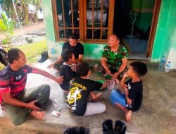 Anggota Satgas TMMD ke 111, Sambangi Rumah Putra, Anak Penjual Rujak