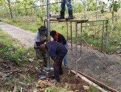 Semangat Satgas TMMD 111 Gresik Memasang Tiang Penerangan Jalan .