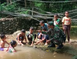 Baju Loreng Dan Wajah Sanggar Satgas TMMD 111 Kodim 0817/Gresik Tak Membuat Takut Anak-Anak
