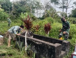 Sosialisasi Prokes, Saat Satgas TMMD Kerja Bakti Bersihkan Makam Desa Siuhom