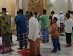Panggilan Shalat Mulai Dikumandangkan, Warga dan Anggota Satgas Berbondong-Bondong Ke Masjid