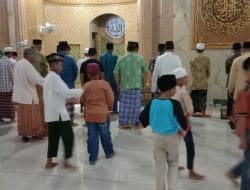 Para Jamaah Membuat Shaf Rapi