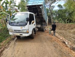 Dump Truck Datangkan Tanah Urug ke Lokasi TMMD