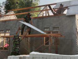 Saling Opor, Atap Rumah Susaini di Pasang Satgas TMMD