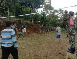 Suka Cita di Permainan Bola Voley Satgas Bersama Warga Desa Siuhom