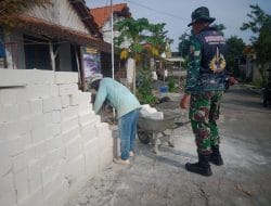 Satgas TMMD Kompak Dengan Warga Memindahkan Bata Putih RTLH