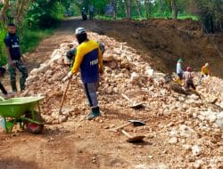 Usia Senja Bukan Penghalang Untuk Berkarya di TMMD Kodim 0817/Gresik