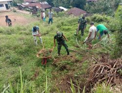 Gotong Royong Buat Lapanngan Bola Voli Perkuat Rasa Persatuan dan Kesatuan Warga Desa Siuhom