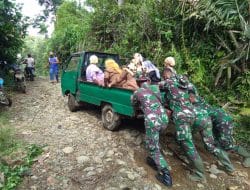 Kesetiakawanan Sosial, Satgas TMMD Tapsel Bantu Mobil Warga yang Terperosok
