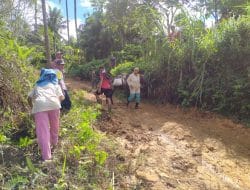 Gotong Royong Bersihkan Jalan yang Baru Dibuka Perkuat Manunggalnya TNI-Rakyat, TMMD Tapsel