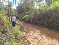 Gotong Royong Bersihkan Jalan yang baru Dibuat Tumbuhkan Kasih Sayang TNI-Rakyat, TMMD Tapsel