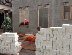 Kendaraan Tidak Bisa Lewati Jalan Sempit, Material Rehab RTLH Diangkat Manual