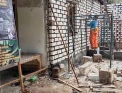 Anggota Satgas Menimba Ketrampilan Tukang Kayu di Lokasi TMMD